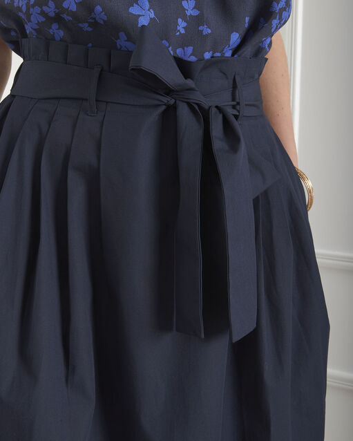 Jupe marine plis et ceinture suzon marine.