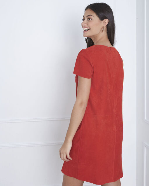 Robe rouge en cuir velours linette geranium.