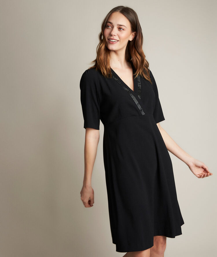Robe en cr&ecirc;pe col bijou fabe noir.