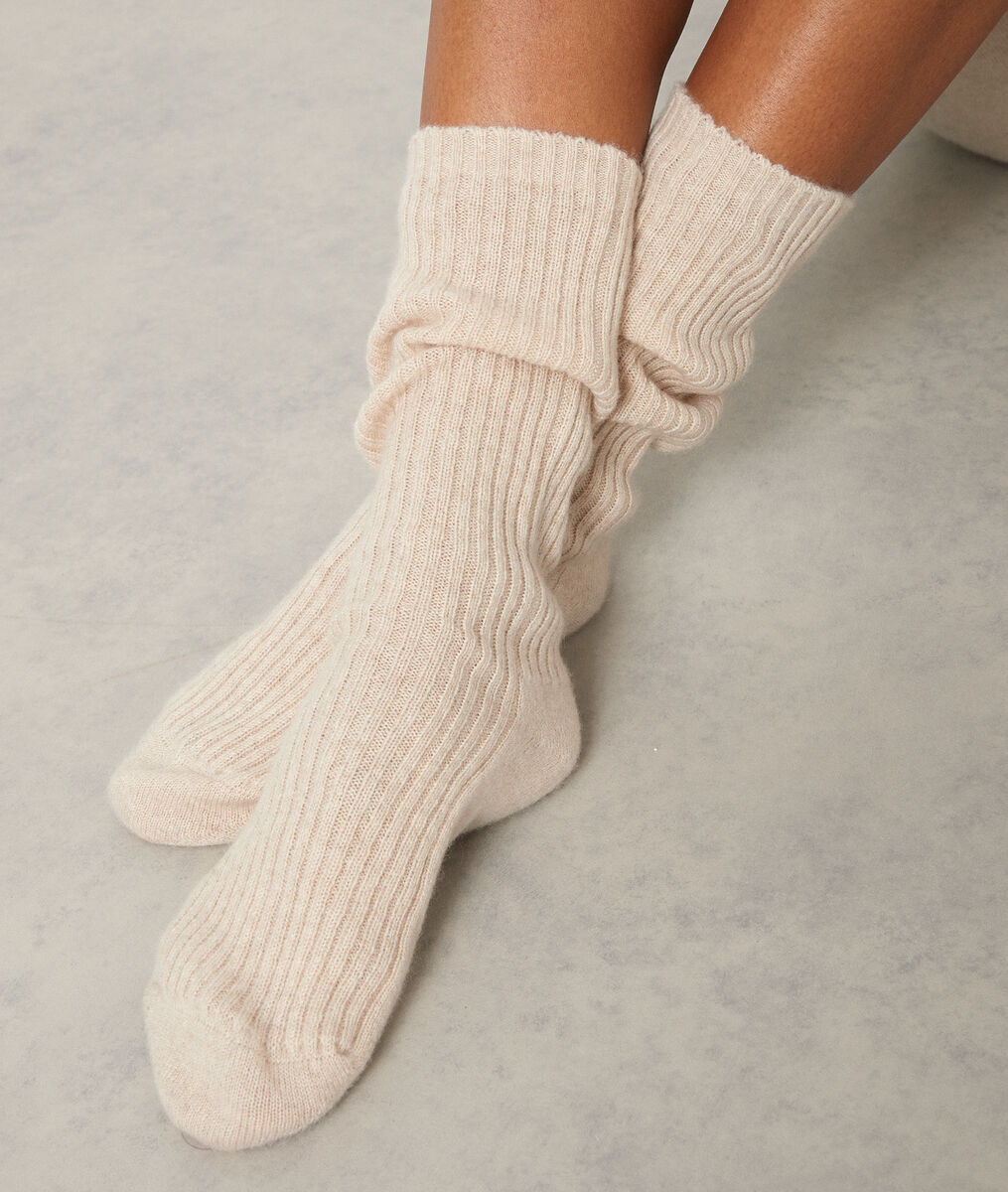 Chaussettes en cachemire côtelé beige Thevan | 1-2-3 Chaussettes en cachemire côtelé beige Thevan PhotoZ | 1-2-3