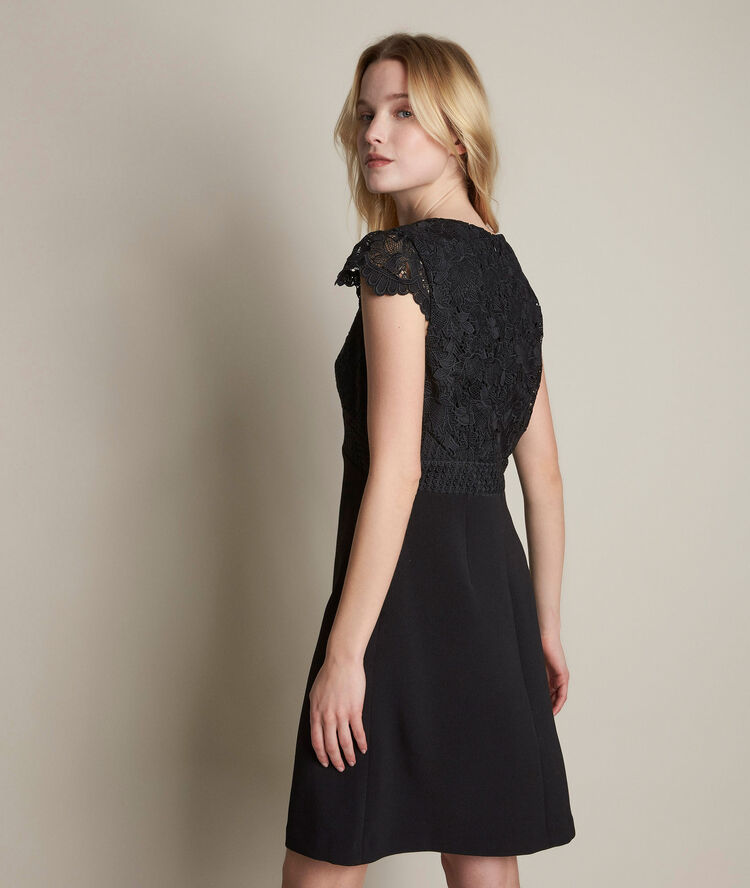 Robe à dentelle ondine noir.