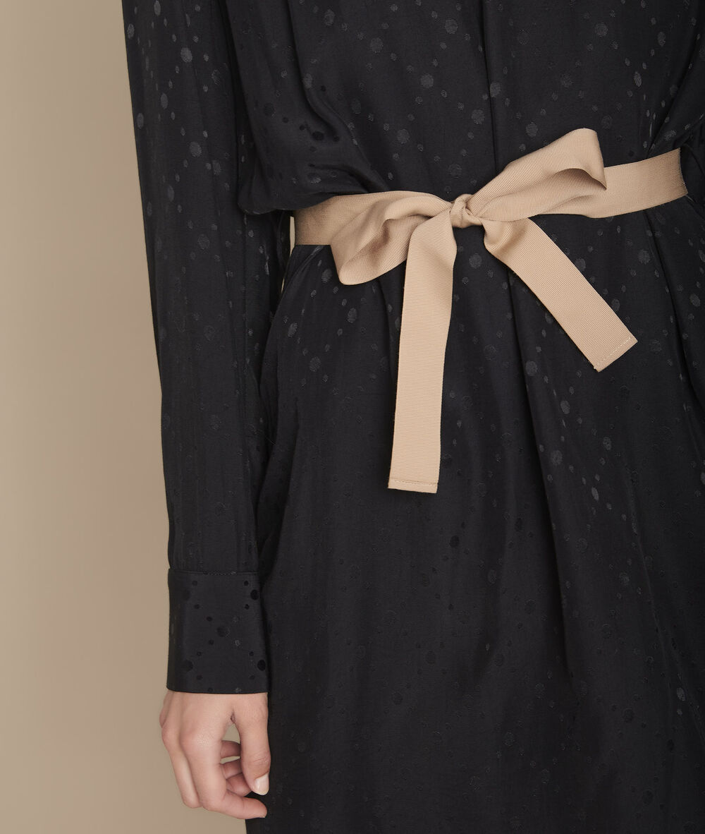 Robe en jacquard ceinturée iliesse noir.