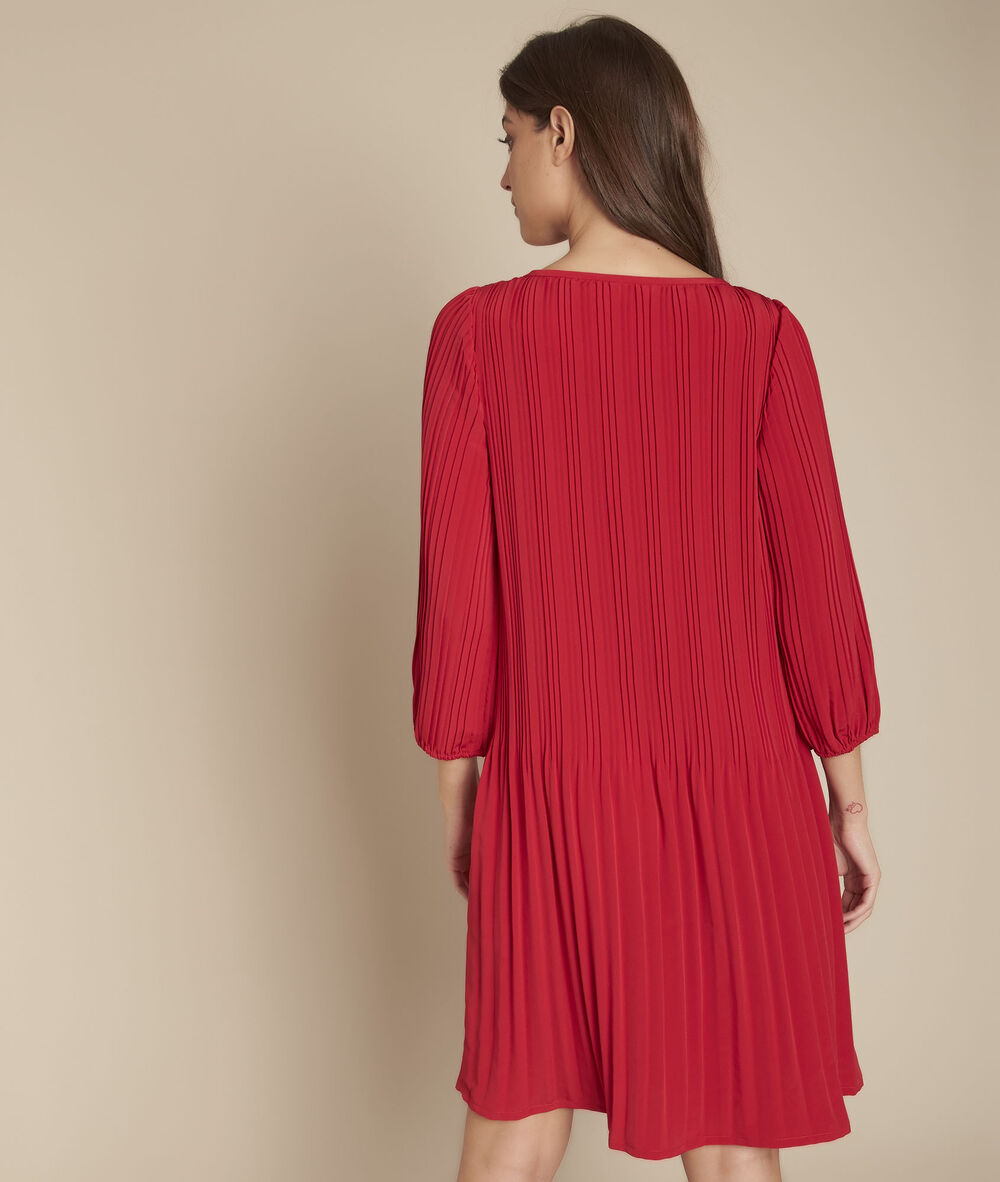 Robe plissée rouge iris grenade.