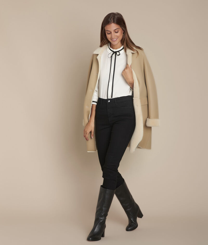 Chemise lavallière en polyester recyclé mur ecru.