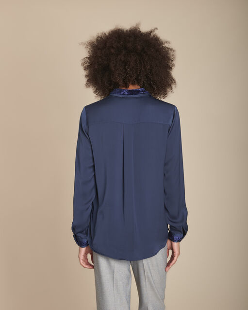 Chemise marine satinée col velours maya marine.