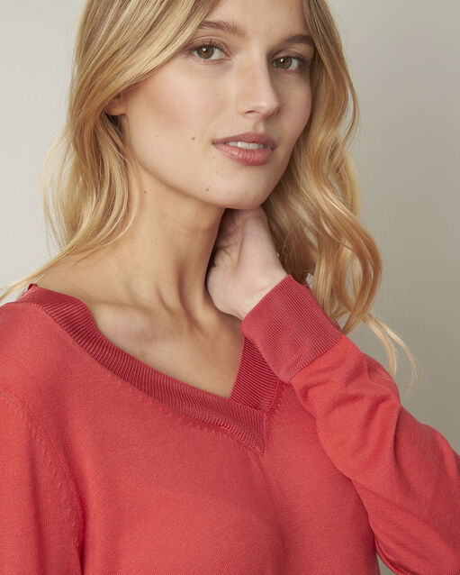 Pull corail col v en viscose mélangée bergamote framboise.