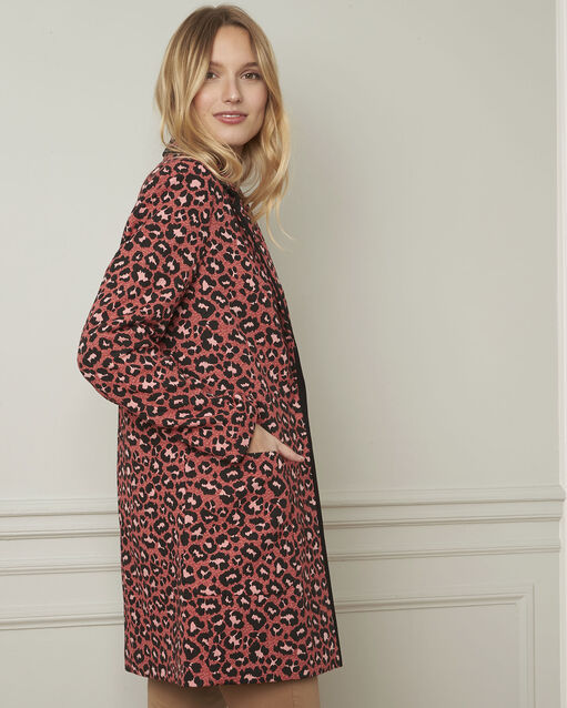 Korallenroter mantel mit tier-druck donna himbeere.