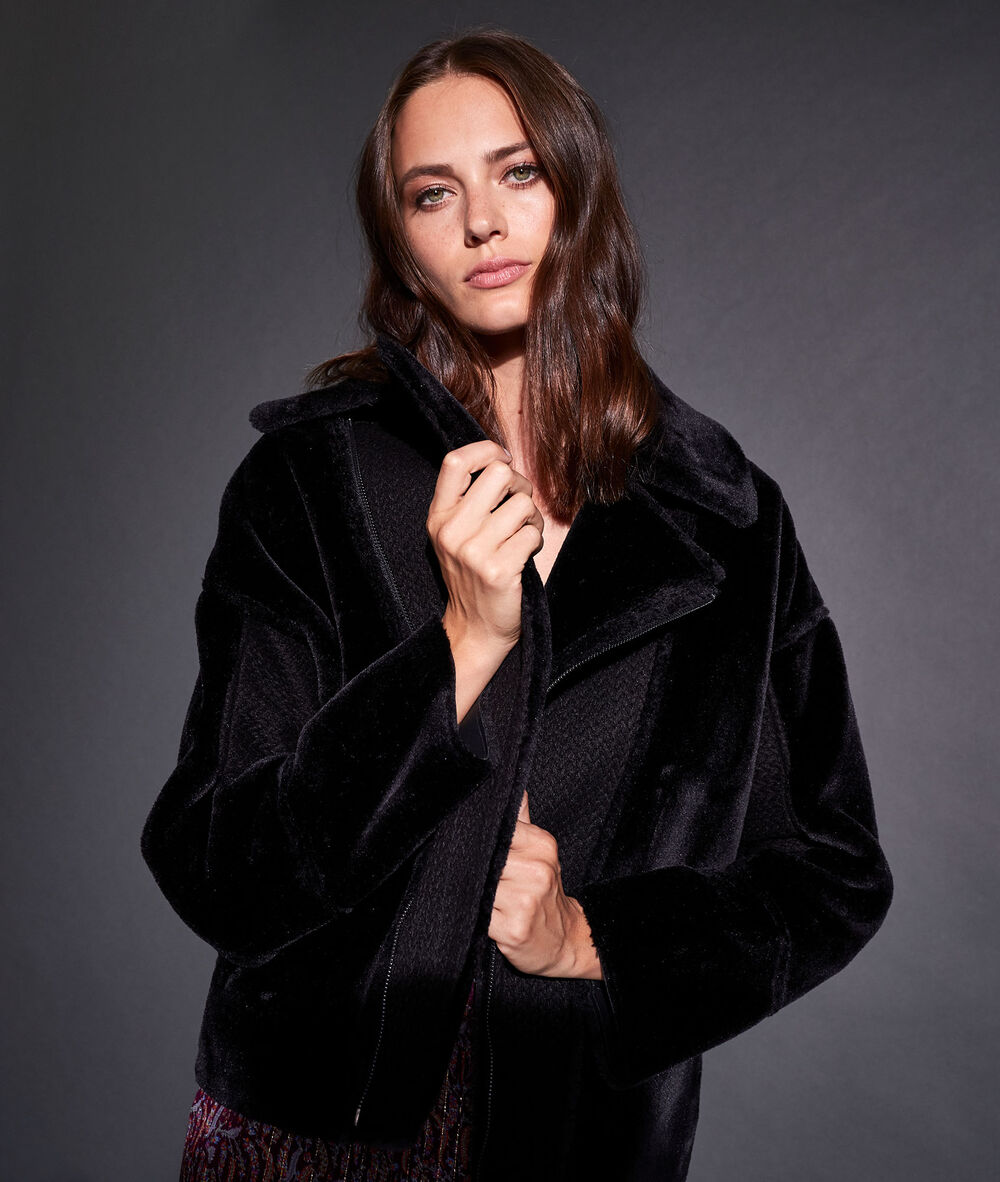 Manteau en fausse fourrure imiaki noir.