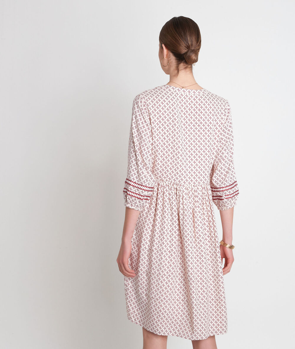 Robe courte et fluide imprimée écrue et bordeaux suzanne pêche.