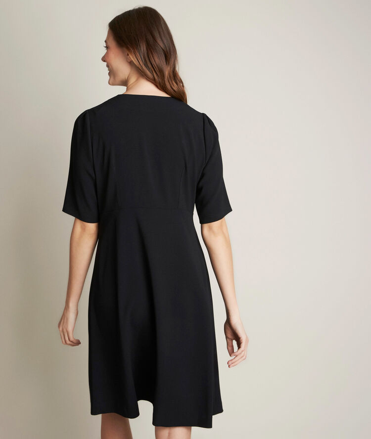 Robe en crêpe col bijou fabe noir.