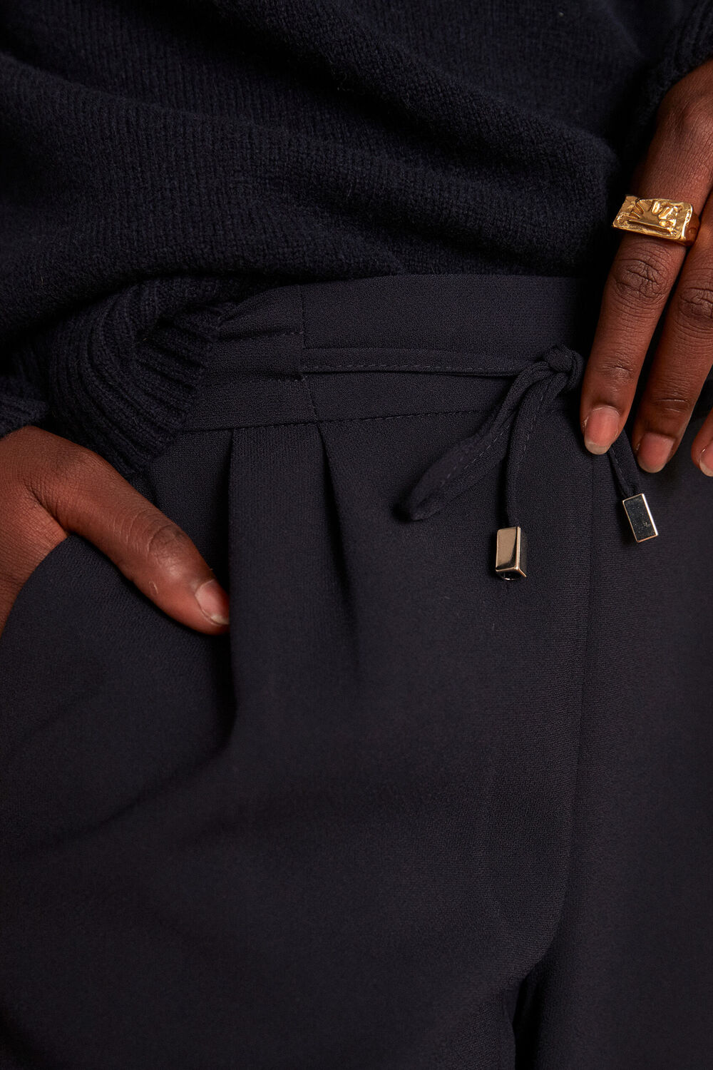 Pantalon carotte en cr&egrave;pe marine flynn marine.