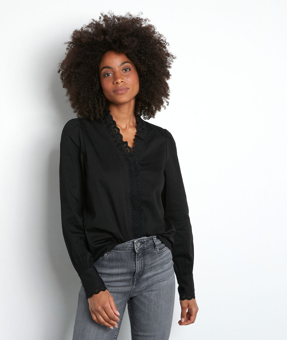 Chemise romantique en coton noir et broderies noir.
