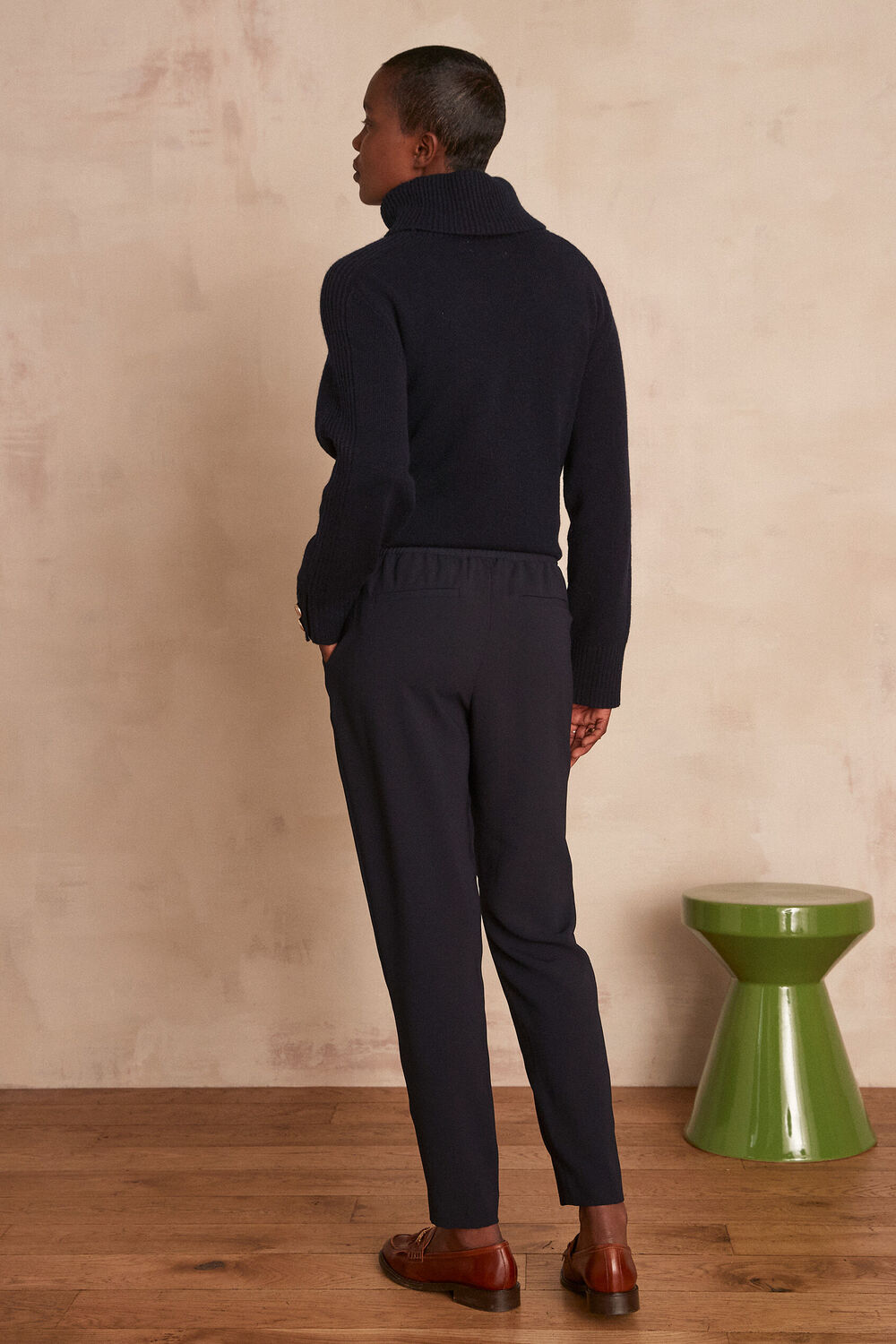 Pantalon carotte en crèpe marine flynn marine.