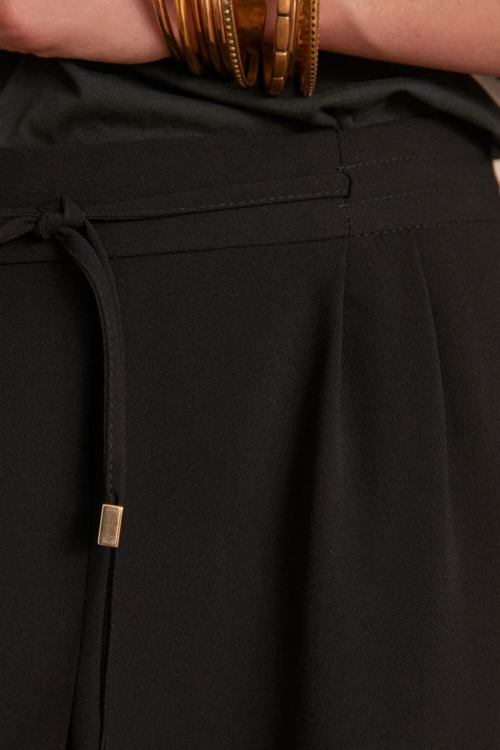 Pantalon noir en crêpe à cordon flynn noir.