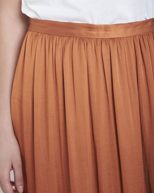 Jupe marron longue plissée effet satin sissi caramel.