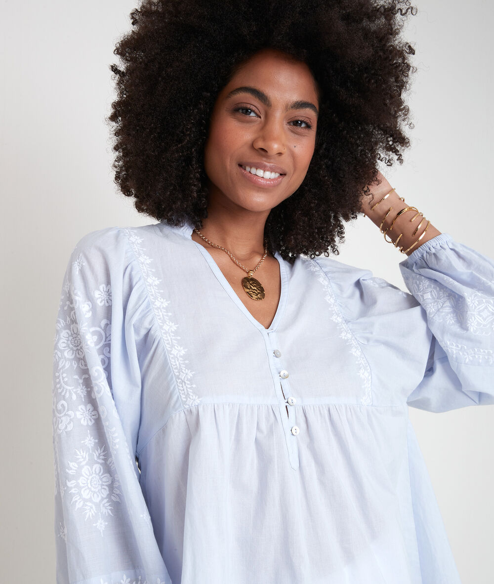Blouse brodée en coton bleu ciel anna pure bleached.
