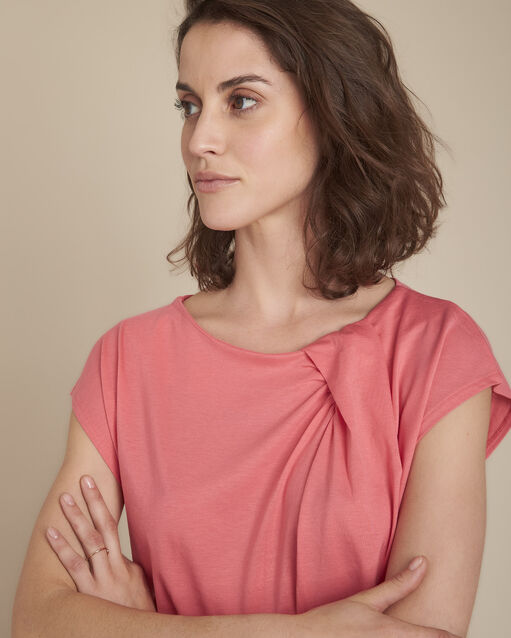 Tee-shirt rose encolure drapée caline corail.