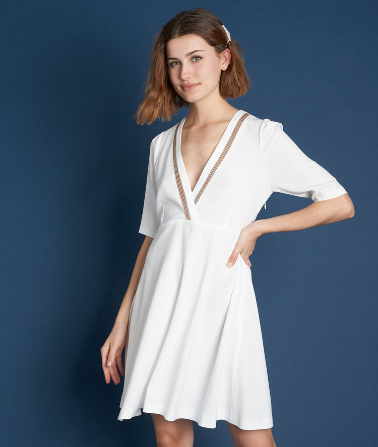 Robe en cr&ecirc;pe &eacute;crue fabe ivoire.