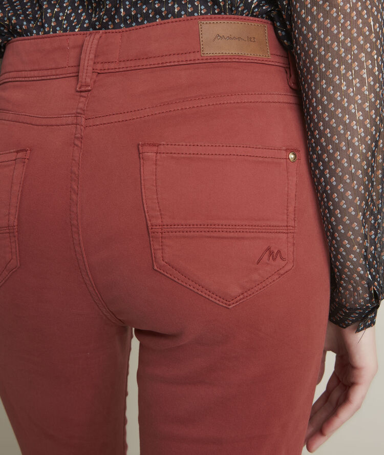 Die ikonische, portorote jeans aus baumwollsatin sultan pfirsich.