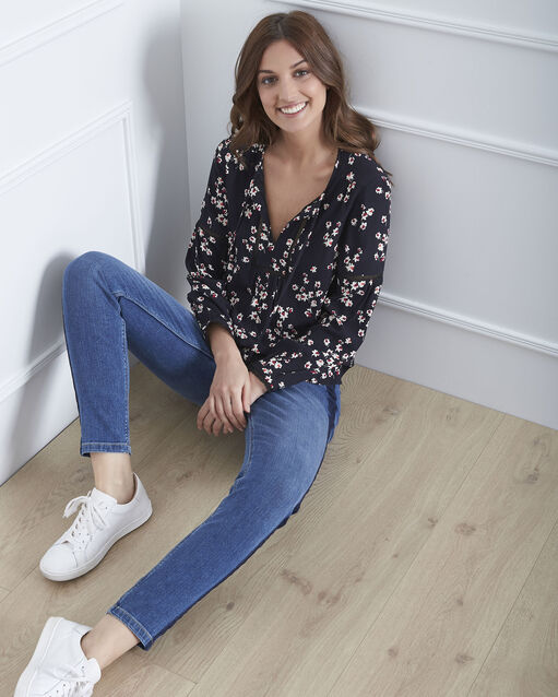 Blouse noire imprimé fleuri vernis noir.
