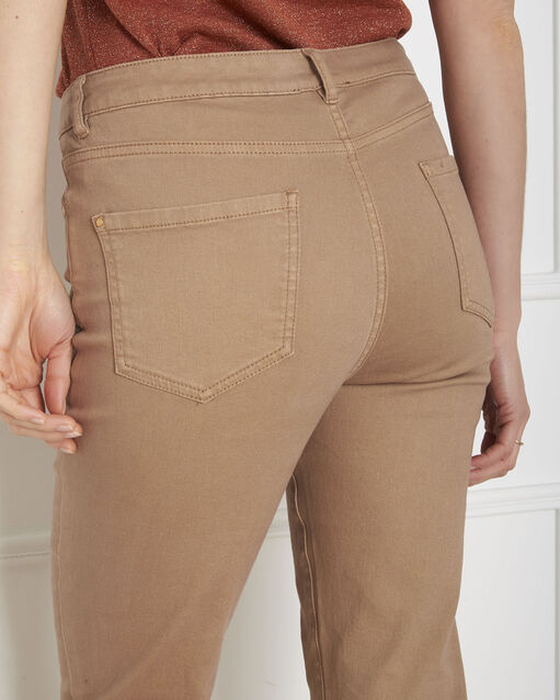 Jean droit camel come naturel.