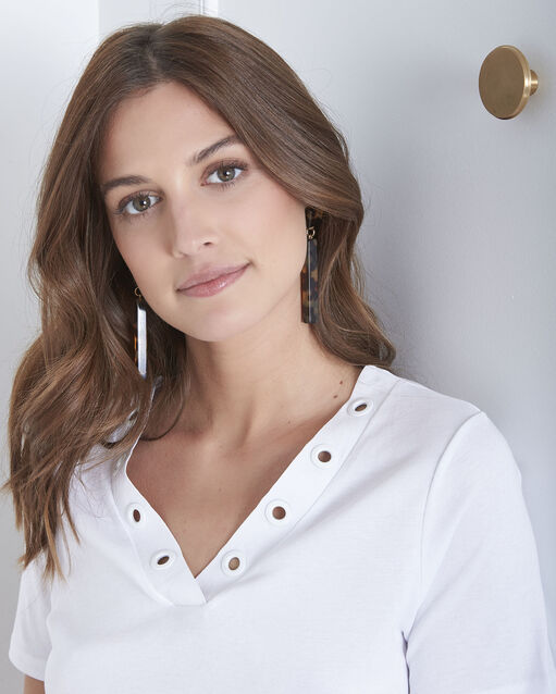Boucles d'oreilles en résine écaille toscane mordore.