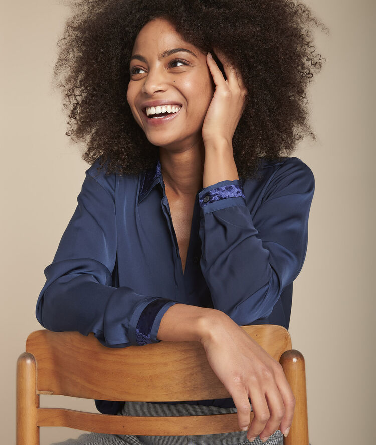 Marineblauw hemd met satijneffect en velourskraag maya marine.