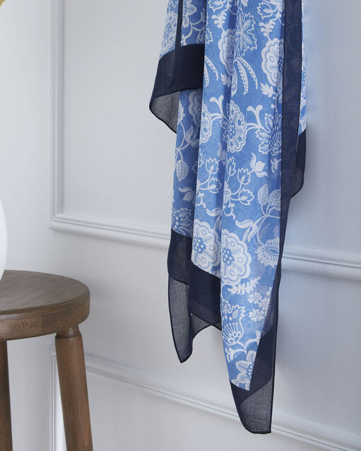 Foulard bleu imprimé floral opaline marine.
