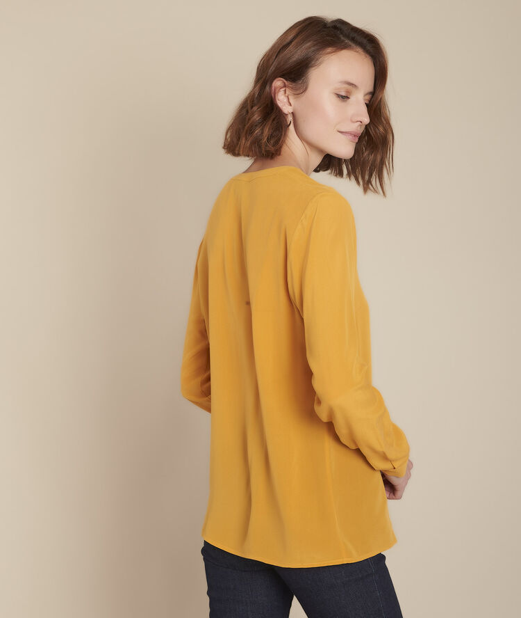 Blouse ambre en soie manel ocre.