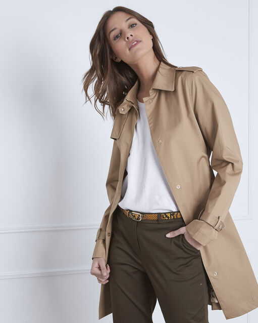 Trench droit beige ceinturé dune camel.