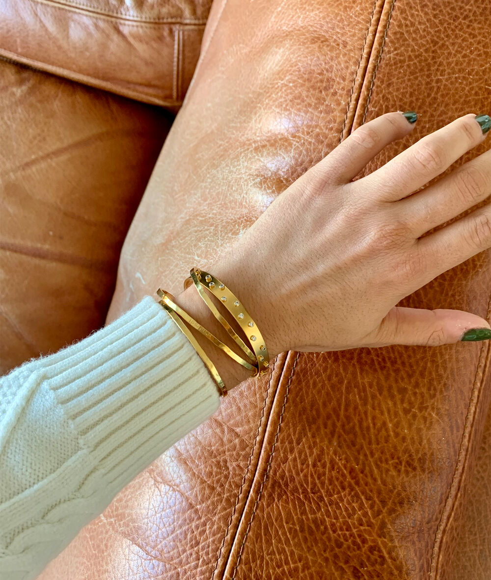 Bracelet jonc zircons or bijoux l&eacute;one.