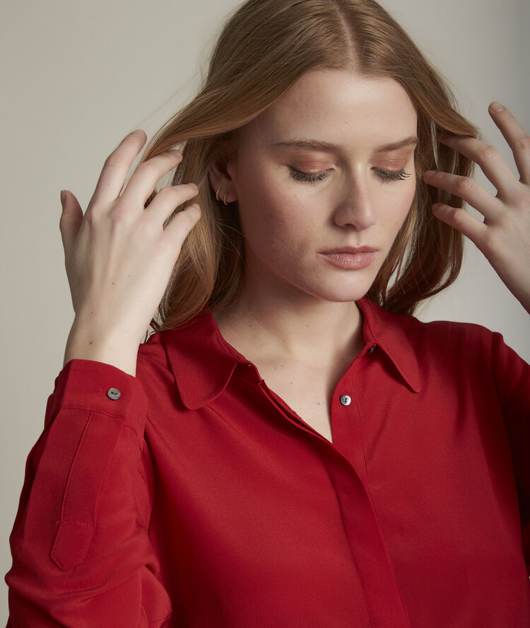 Chemise en soie rouge maelle flamme.