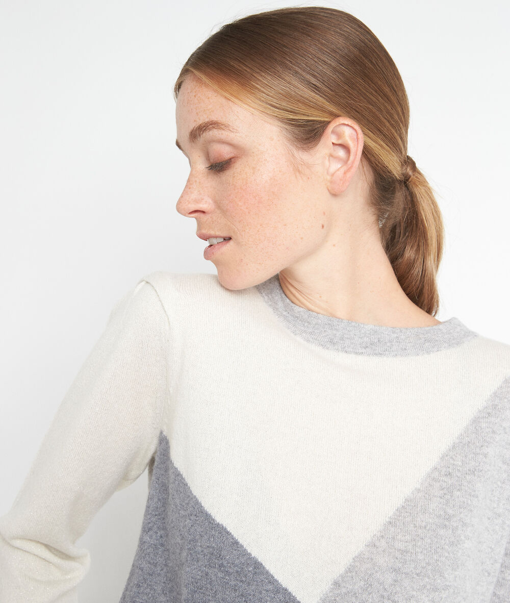 Grijze trui van kasjmier met geometrische jacquard triangle ciel.