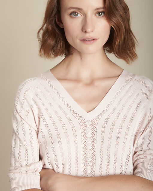Pull nude ajouré col v fado poudre.