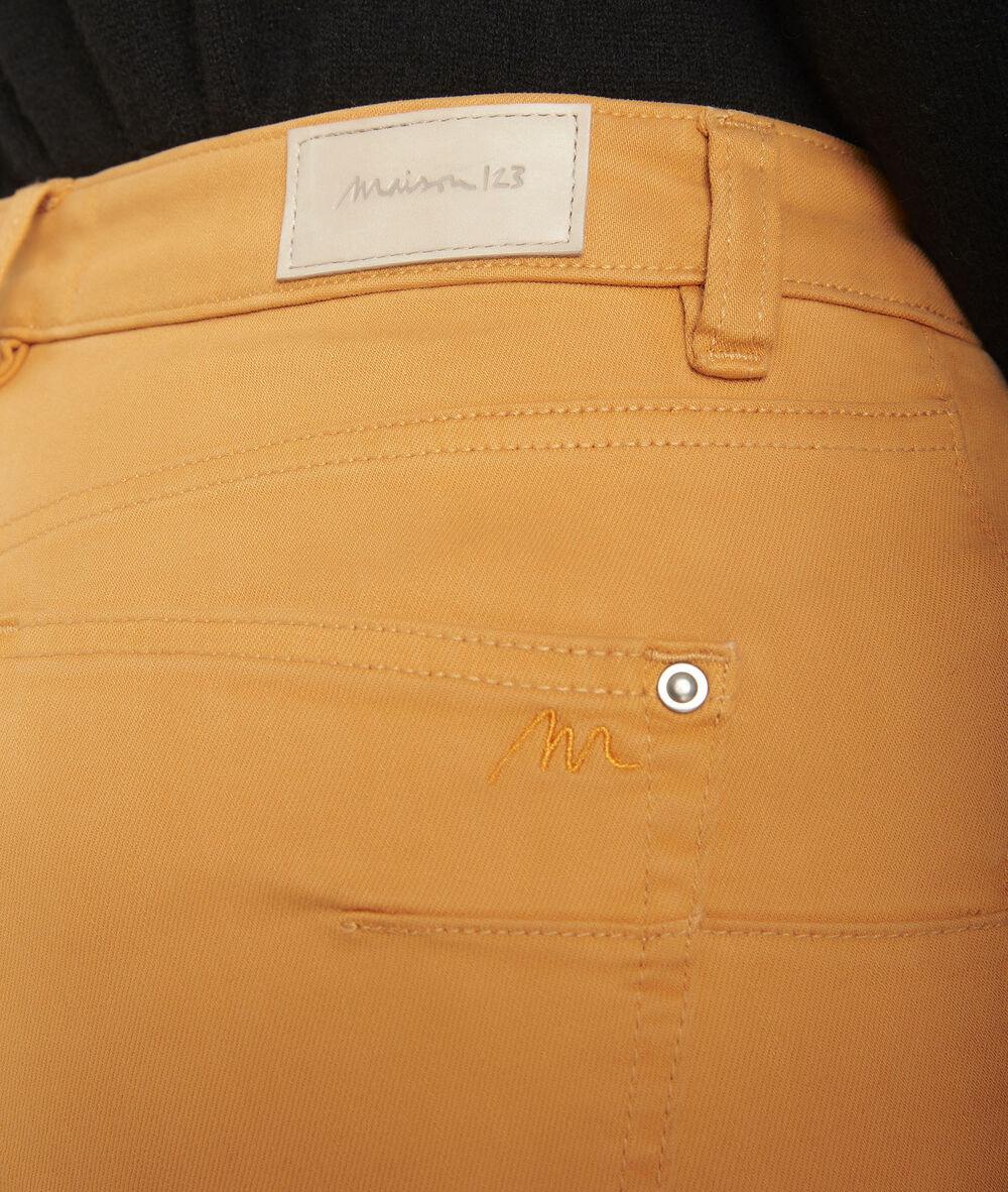 L'iconique : jean slim safran suzy soleil.