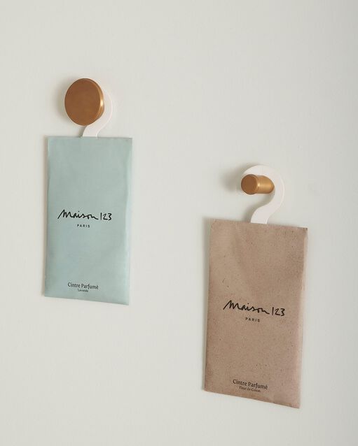 Cintres parfum&eacute;s camel clair.