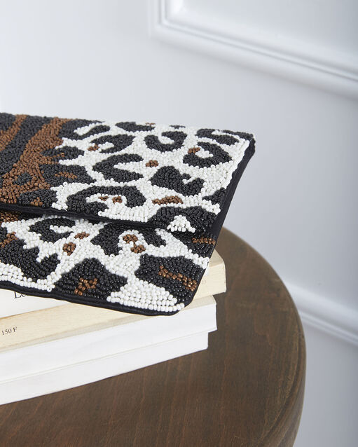 Pochette imprimé animal perlée ugoline mastic.