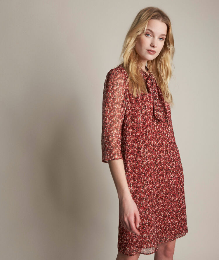 Robe imprim&eacute;e col lavalli&egrave;re c&eacute;cile rose pale.