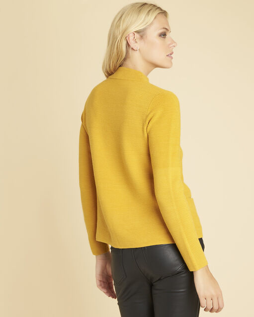 Pull ocre maille fine col montant belize ocre.