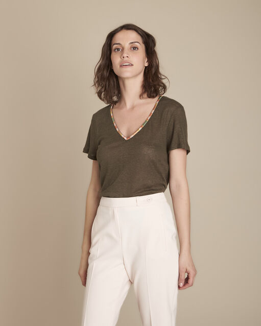 Khakifarbenes T-Shirt aus Leinen mit besticktem Halsausschnitt, Capri (1) - Maison 123