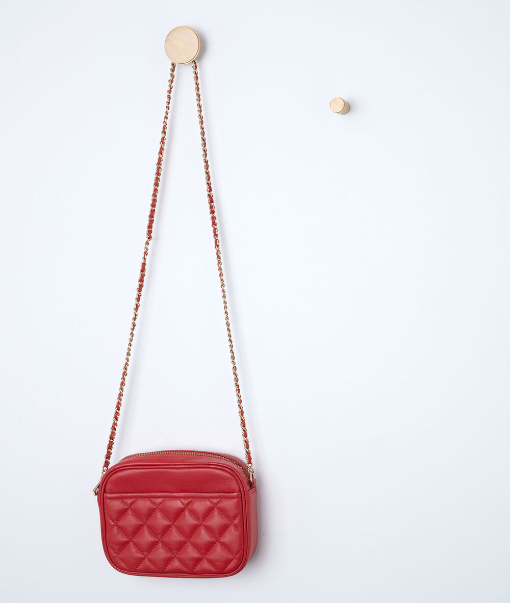 Pochette en cuir matelassée rouge dan rouge.