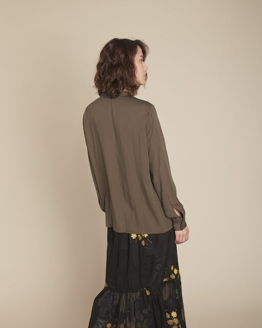 Blouse kaki lavalière et dentelle moulin kaki.