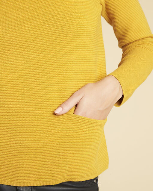 Pull ocre maille fine col montant belize ocre.