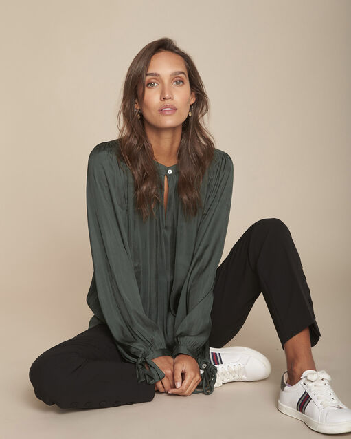 Dunkelgr&uuml;ne, weich fallende bluse mit sattlerstich am halsausschnitt mamantha englisches gr&uuml;n.