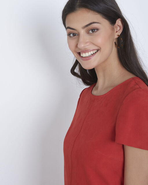 Robe rouge en cuir velours linette geranium.