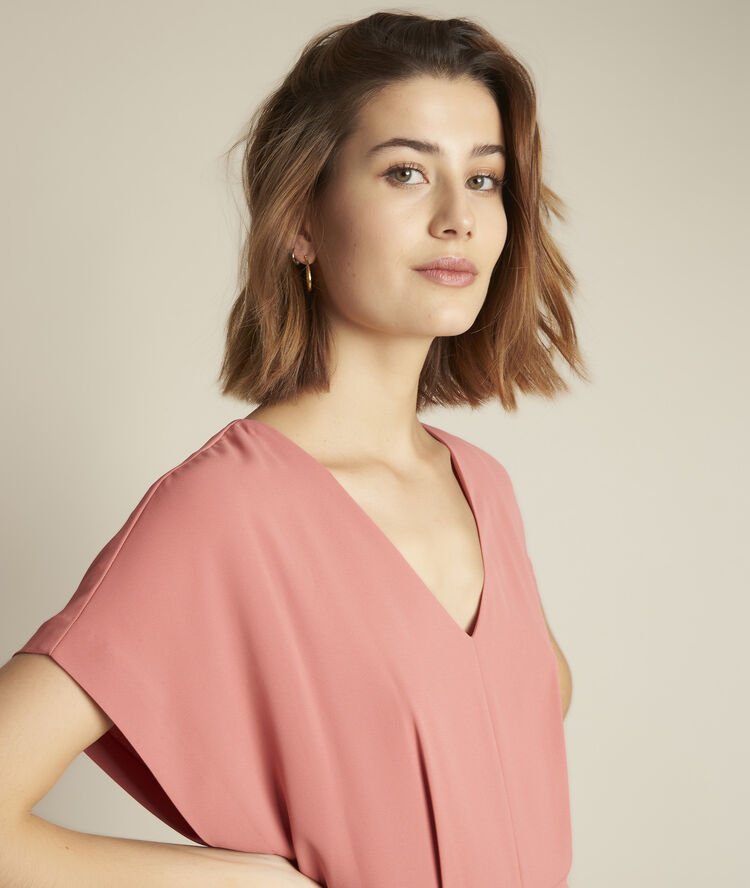 Robe en cr&ecirc;pe ceintur&eacute;e of&eacute;lie rose pale.