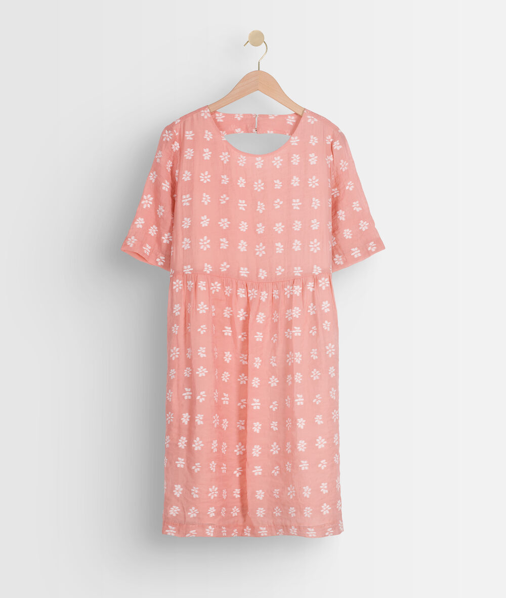 Robe rose brodée chaima make up.