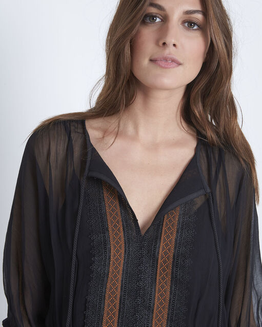 Robe noire brodée lotus noir.
