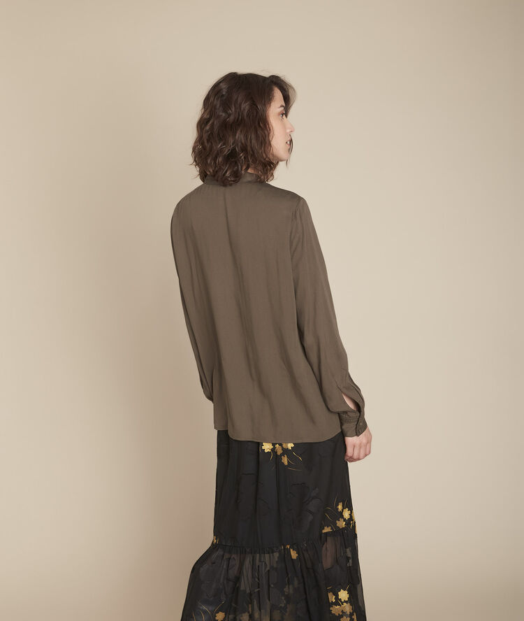 Blouse kaki lavallière et dentelle moulin kaki.
