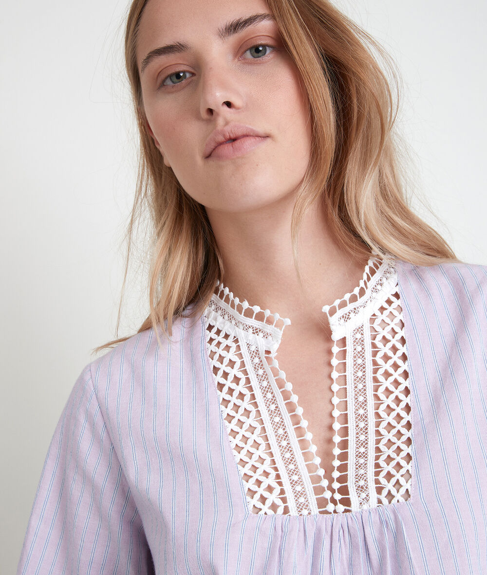 Blouse rayée brodée tendra mauve.
